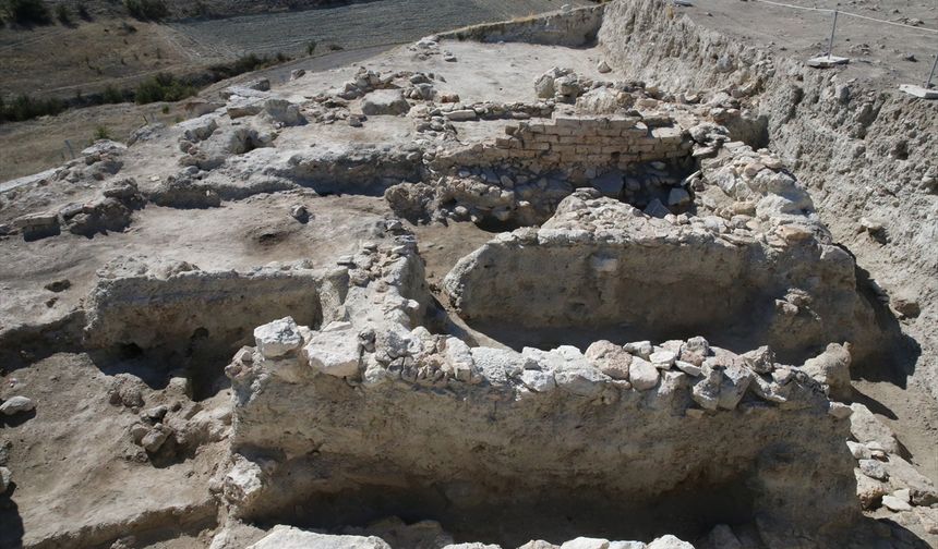 Denizli'deki arkeolojik kazılarda 4500 yıllık yanmış ev kalıntısı bulundu