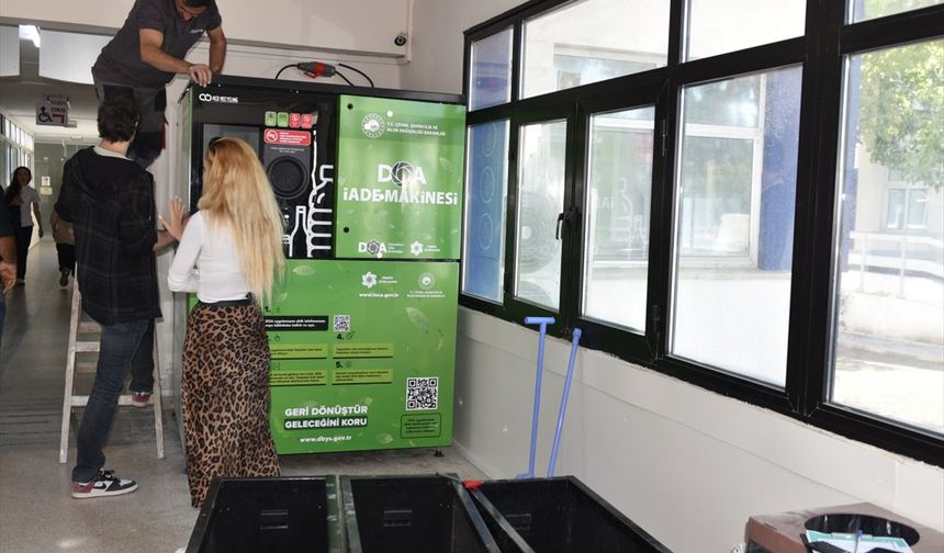 Ege Üniversitesinde atıkları depozitoya dönüştüren makine kuruldu
