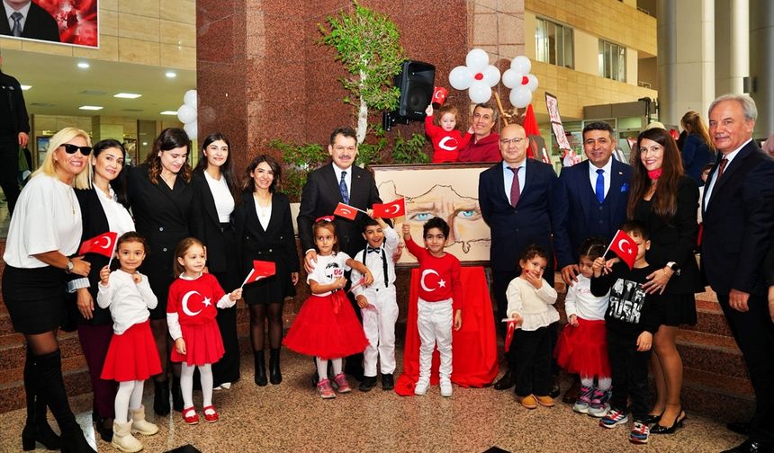 İzmir'de minik ellerden Cumhuriyet Bayramı'na özel resim sergisi