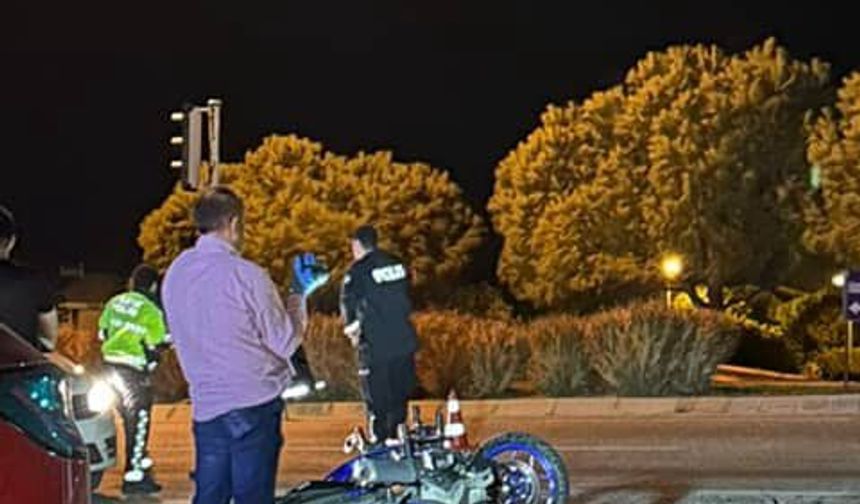 İzmir'de otomobille çarpışan motosikletteki 1 kişi öldü, 1 kişi yaralandı