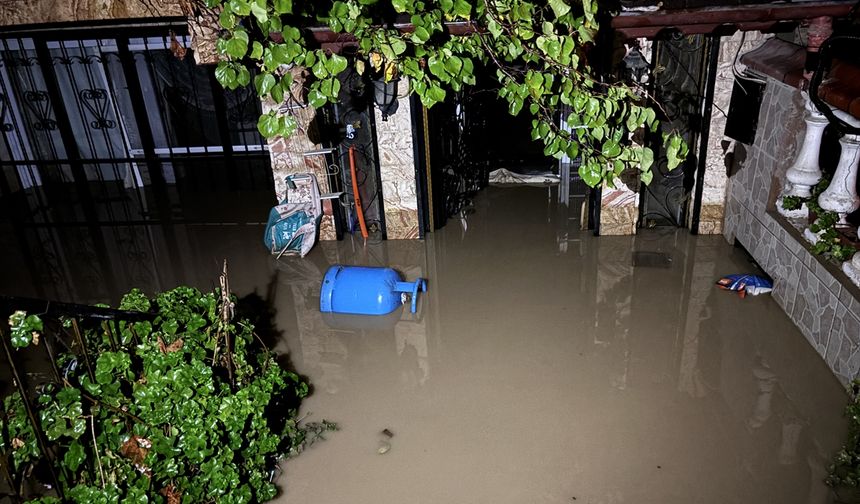 İzmir'in Bergama ilçesinde sağanak hayatı olumsuz etkiledi