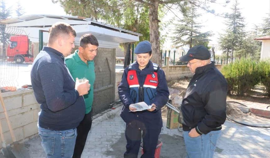 Jandarma tarafından KADES ve 'Kadına El Kalkamaz' bilgilendirmesi yapıldı