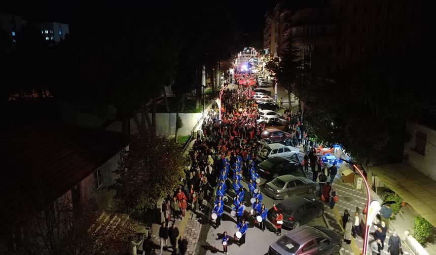 Manisa'da Cumhuriyet'in 102. yıl dönümü fener alayıyla kutlandı