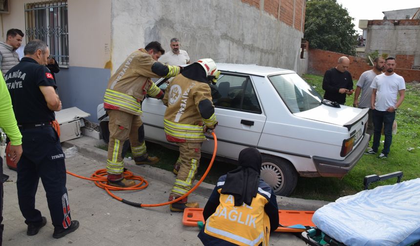 Manisa'da evin duvarına çarpan otomobilde 2 kişi yaralandı