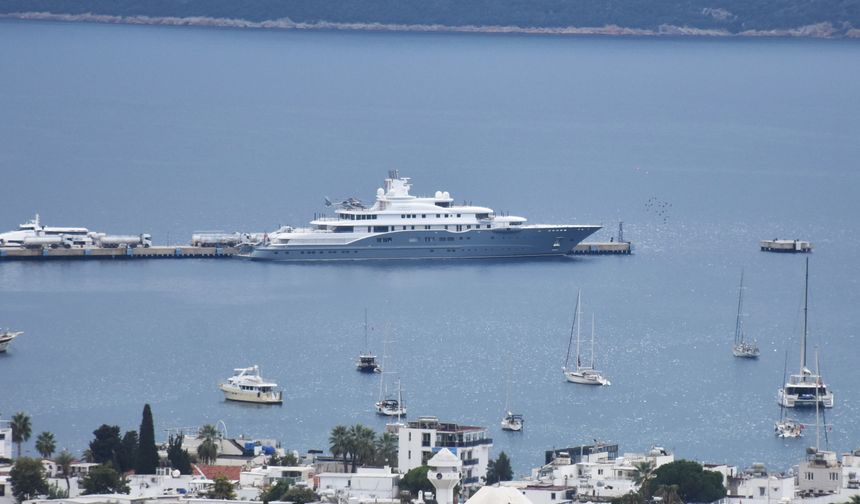 Mega yat 'Radiant'a Bodrum'da yakıt ikmali yapıldı