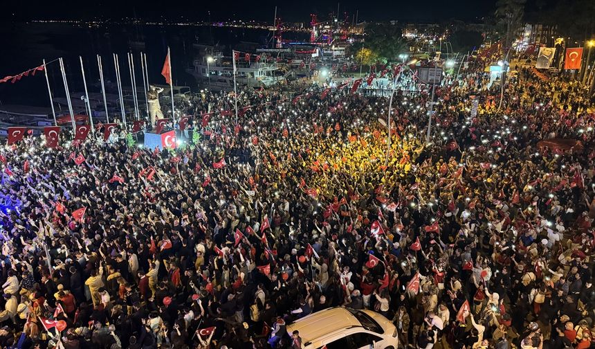Muğla'da Cumhuriyet'in 102. yılı fener alayıyla kutlandı