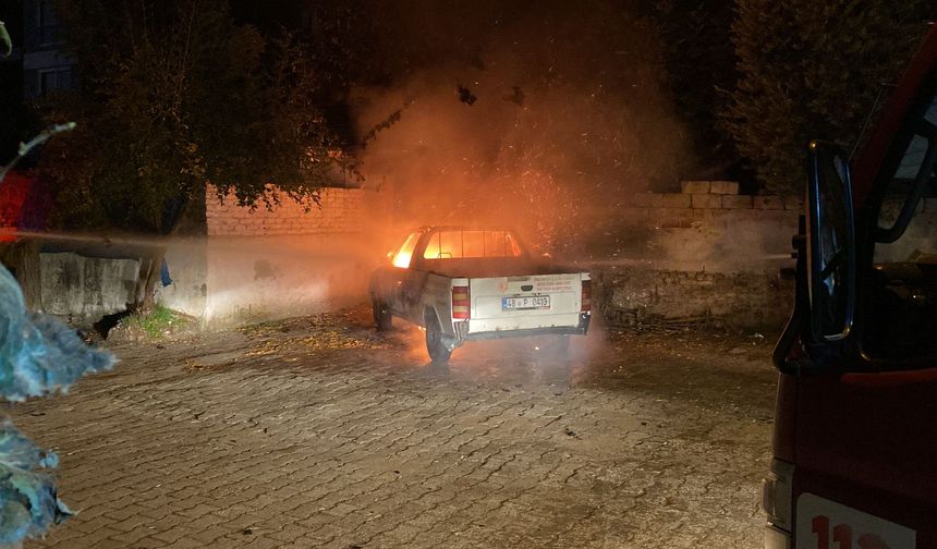 Nazilli'de park halindeki kamyonet yandı