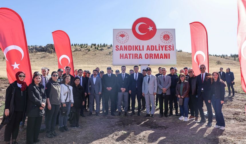 Sandıklı'da 'Bİr fidan bir kitap' etkinliği yapıldı