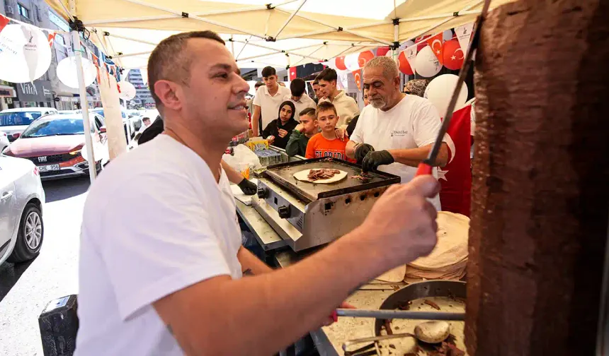 İzmirli dönerci, 29 Ekim'de ikramlarıyla çocukları sevindirdi