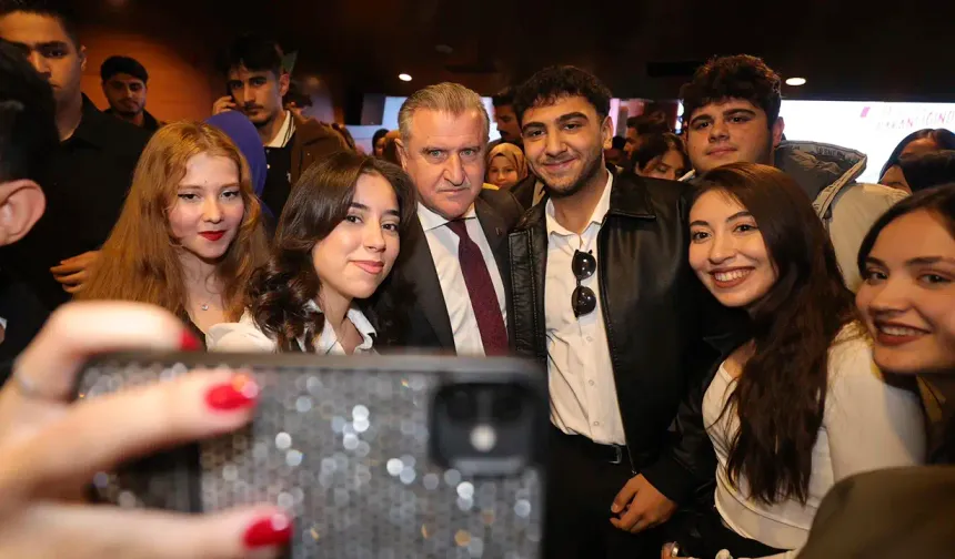 Bakan Bak, Uşaklı gençleri Ankara’da ağırladı!