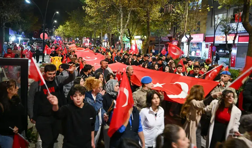 Uşak’ta Cumhuriyet’in 102. Yılı Fener Alayıyla Kutlandı