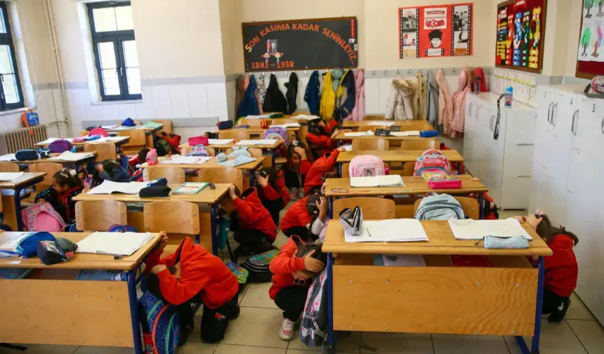 Okullarda afetlere karşı eş zamanlı tatbikat yapıldı