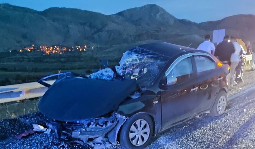 Afyonkarahisar'da tır ile otomobilin çarpıştığı kazada 4 kişi yaralandı