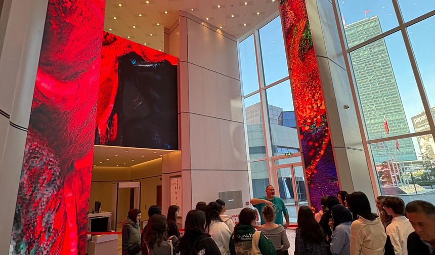 Akbank Refik Anadol'un yapay zeka eserini öğrencilerle buluşturmaya devam ediyor