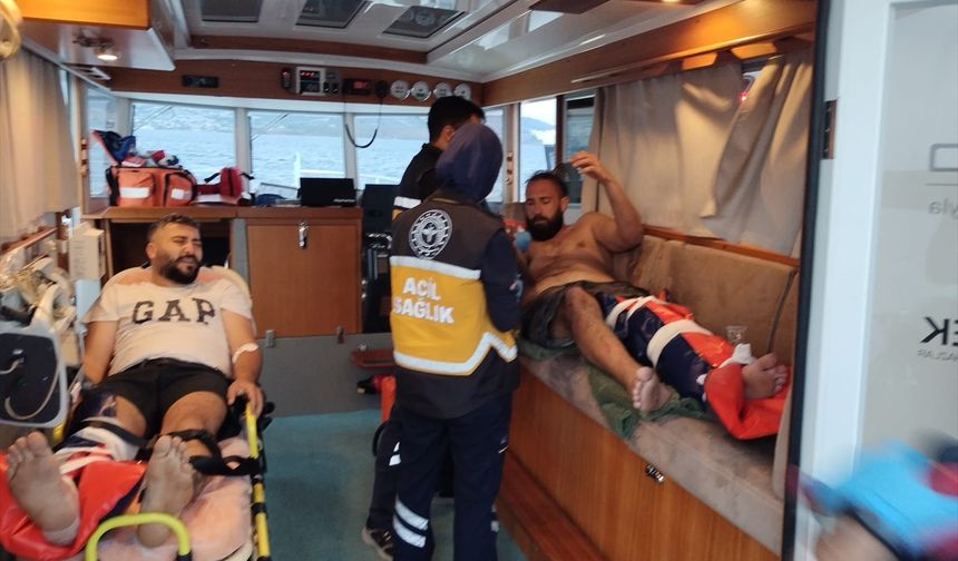 Bodrum'da kayalıklara çarpan lastik bottaki 4 kişi yaralandı