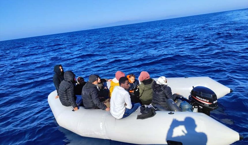 İzmir açıklarında 32 düzensiz göçmen kurtarıldı