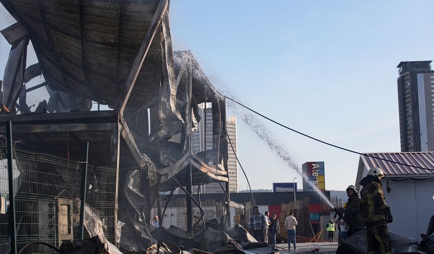 İzmir'de şantiyede çıkan yangında konteynerler zarar gördü