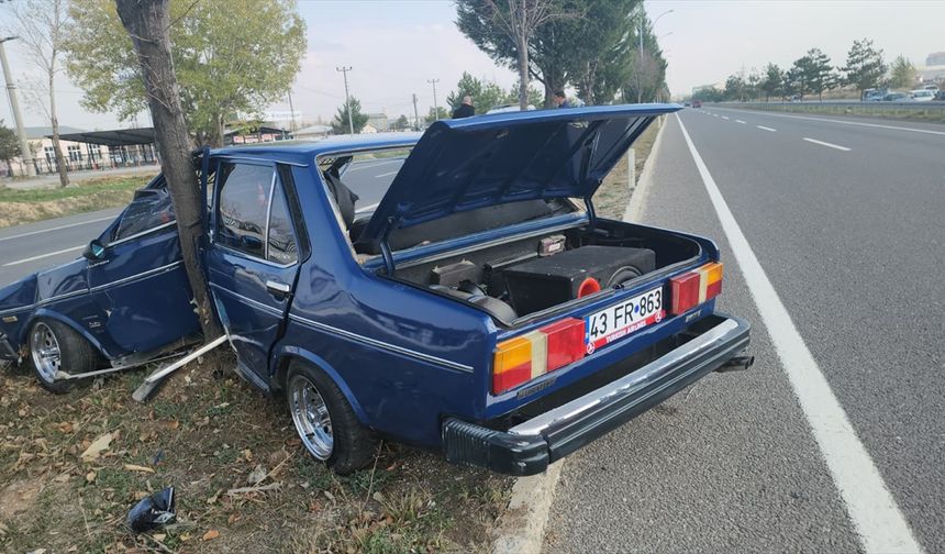 Kütahya'da ağaca çarpan otomobilin sürücüsü yaralandı