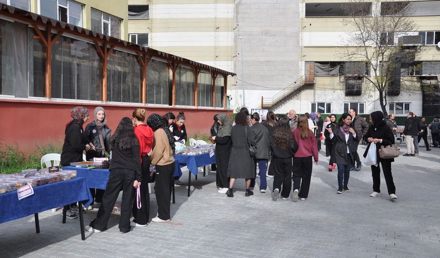 Kütahya'da öğrencilerden Gazze'ye destek kermesi