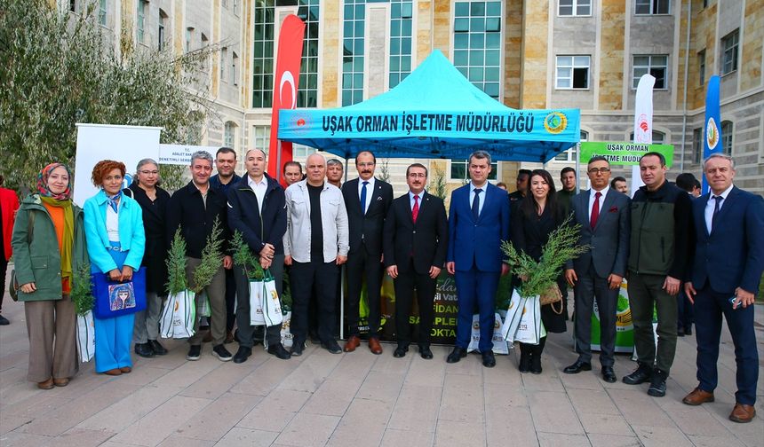Uşak Adliyesi'nde fidan dağıtıldı