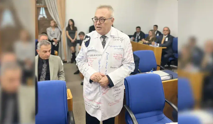 Karaoba’dan Meclis’te İlginç Protesto: “Sağlıkta Çöküş Bu Önlükte Yazılı”