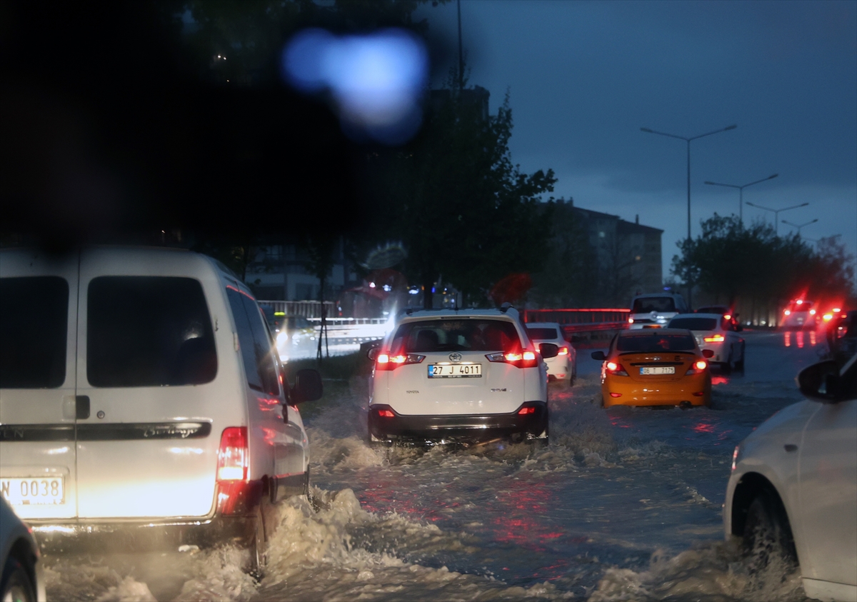 ANKARA - Şiddetli yağış nedeniyle vatandaşlar zor anlar yaşadı (4)