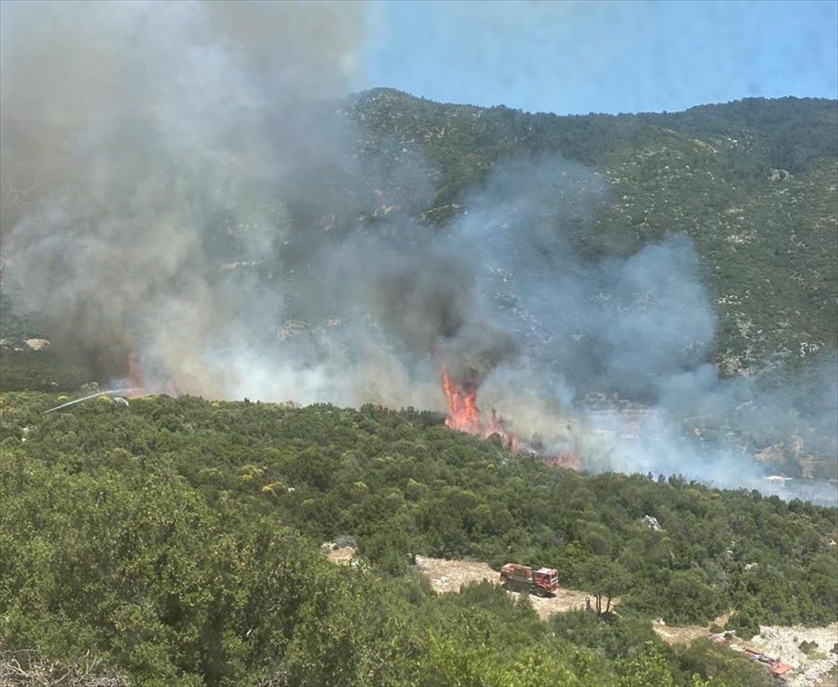 ANTALYA - Kaş'ta çıkan orman yangını kontrol altına alındı