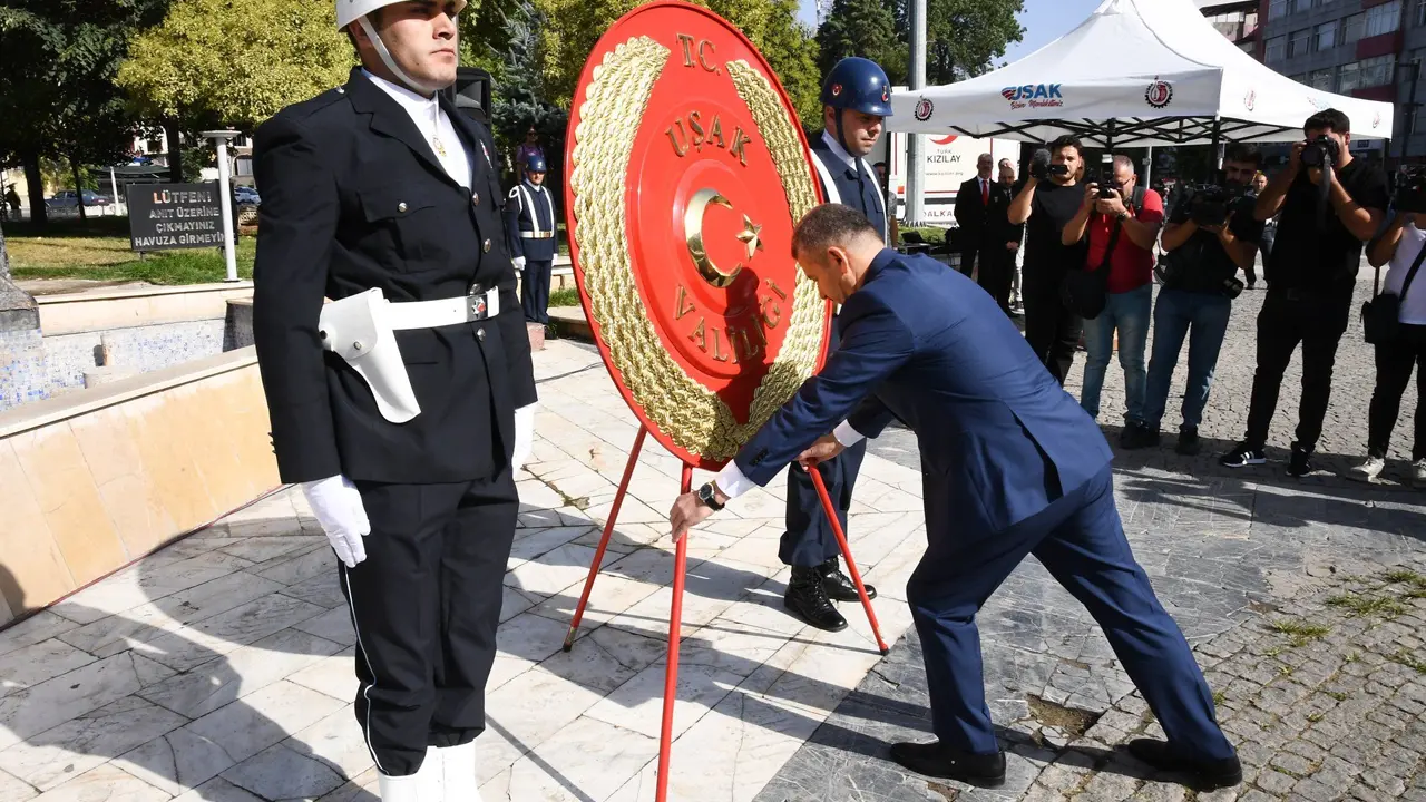 Kutlama törenleri kapsamında  Vali Dr. Turan Ergün Atatürk Anıtına çelenk sundu
