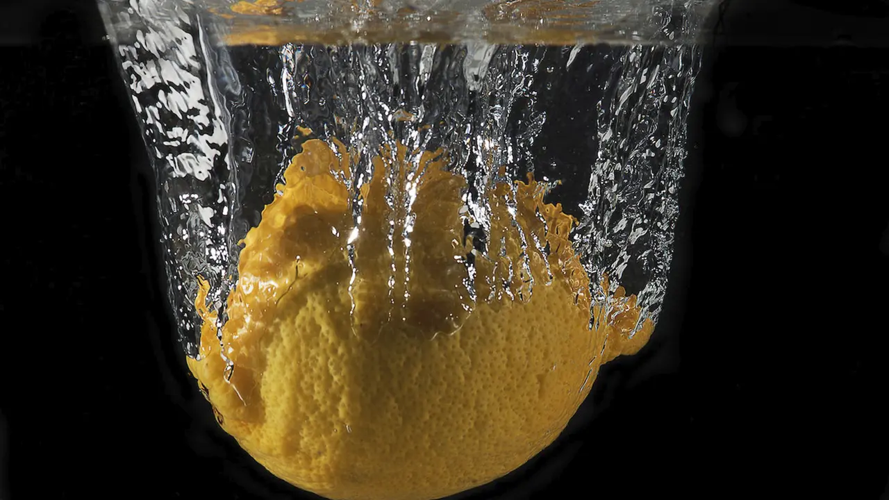 Bir bardak suya eklenen yarım limon suyunda sadece ortalama 6 kalori bulunmaktadır. Bu, meşrubat veya portakal suyu gibi diğer içeceklerle karşılaştırıldığında düşük bir kalori içeriğidir.