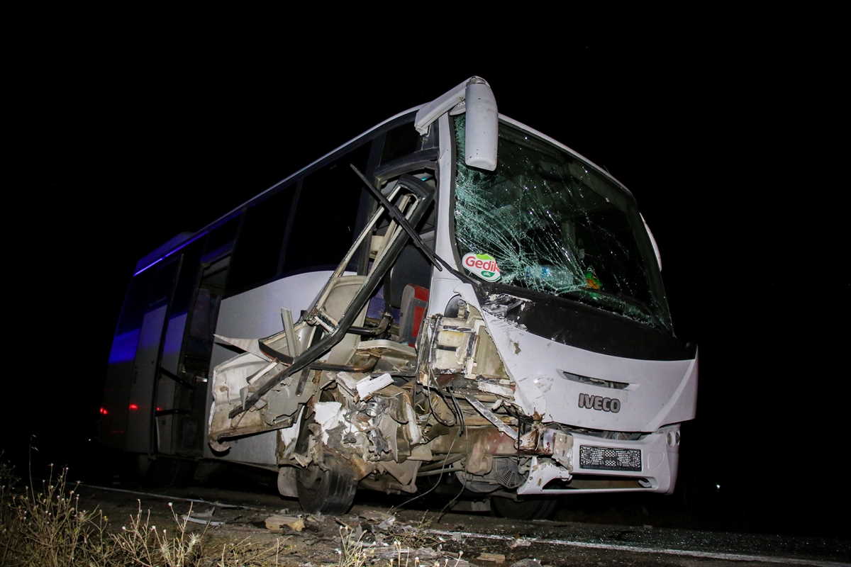 Uşak'ta işçi servisi ile otomobilin çarpıştığı kazada 13 kişi yaralandı (1)