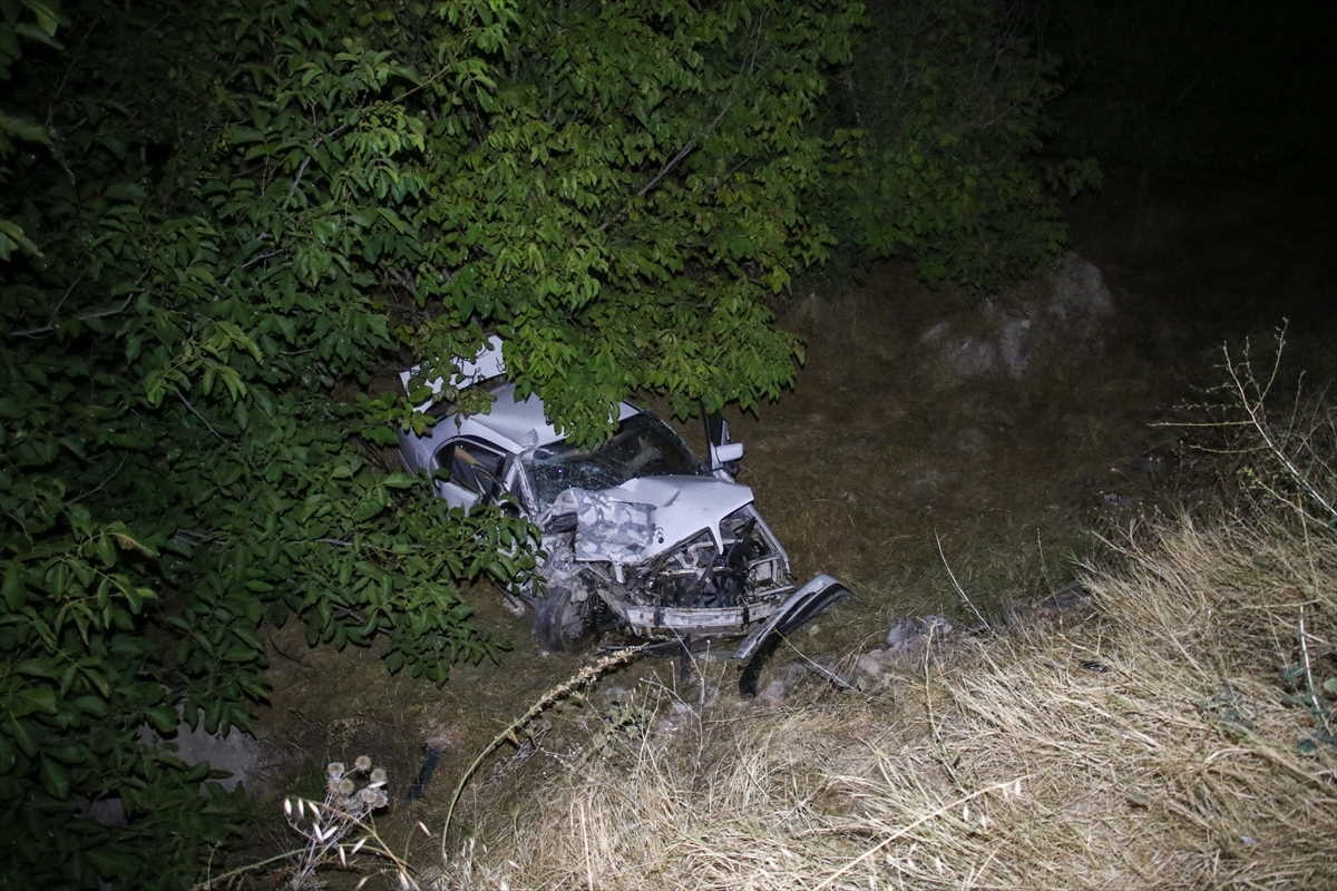 Uşak'ta işçi servisi ile otomobilin çarpıştığı kazada 13 kişi yaralandı (5)