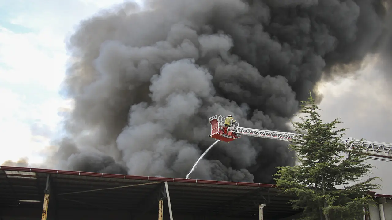 Uşak'ta tekstil fabrikasında çıkan yangına ekiplerce müdahale ediliyor (2)