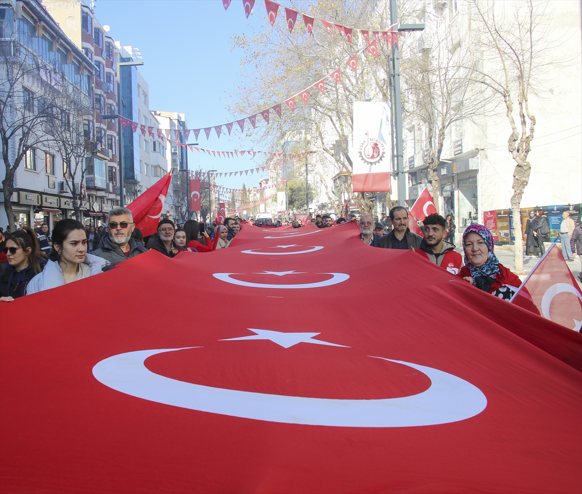 Uşak Şehitleri İçin Bir Ara Gelerek Yürüdü