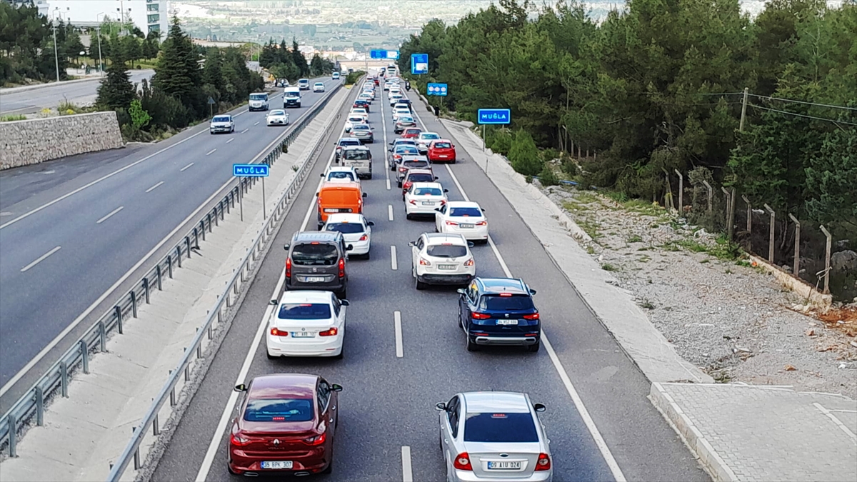 Muğla'da Tatilciler, Dönüş Yolunda Uzun Araç Kuyrukları Oluşturdu