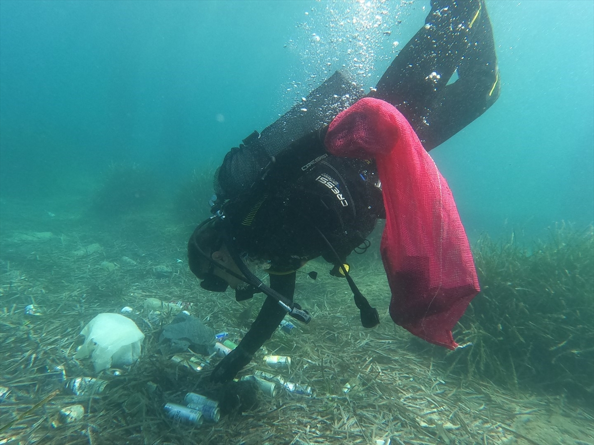 Bodrum'da Dalgıçlar Deniz Dibinden 2,5 Ton Atık Çıkardı