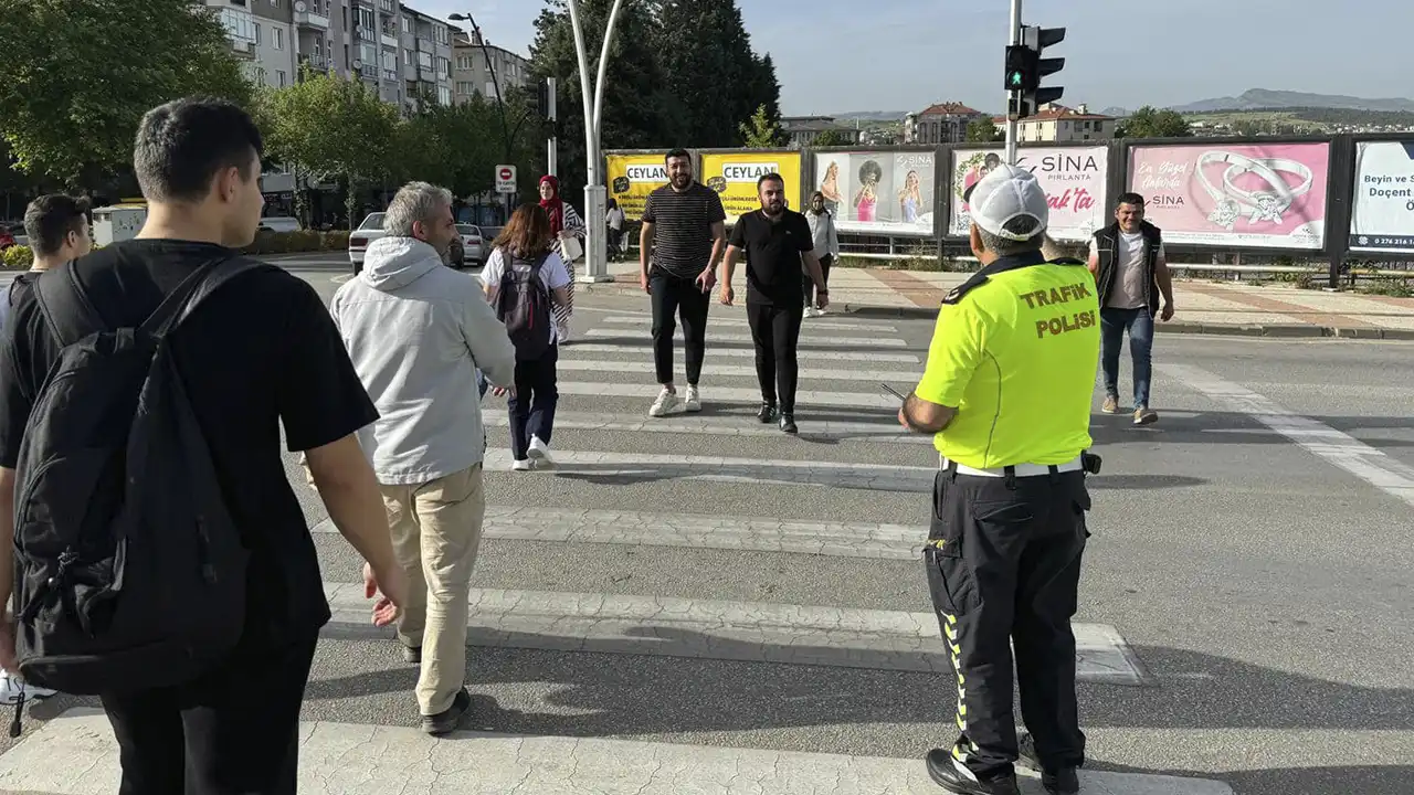 Uşak'ta Trafik Ekipleri Yayaları Uyardı