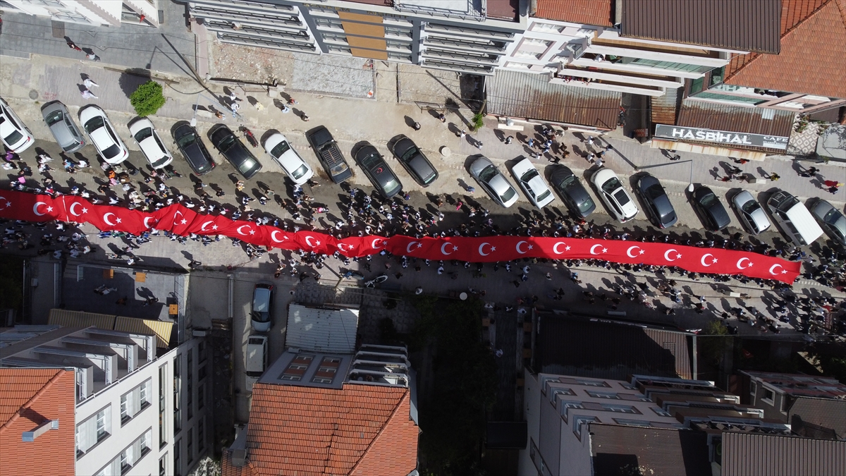 Demirci'de Üniversite Öğrencileri Dev Türk Bayrağıyla Yürüdü