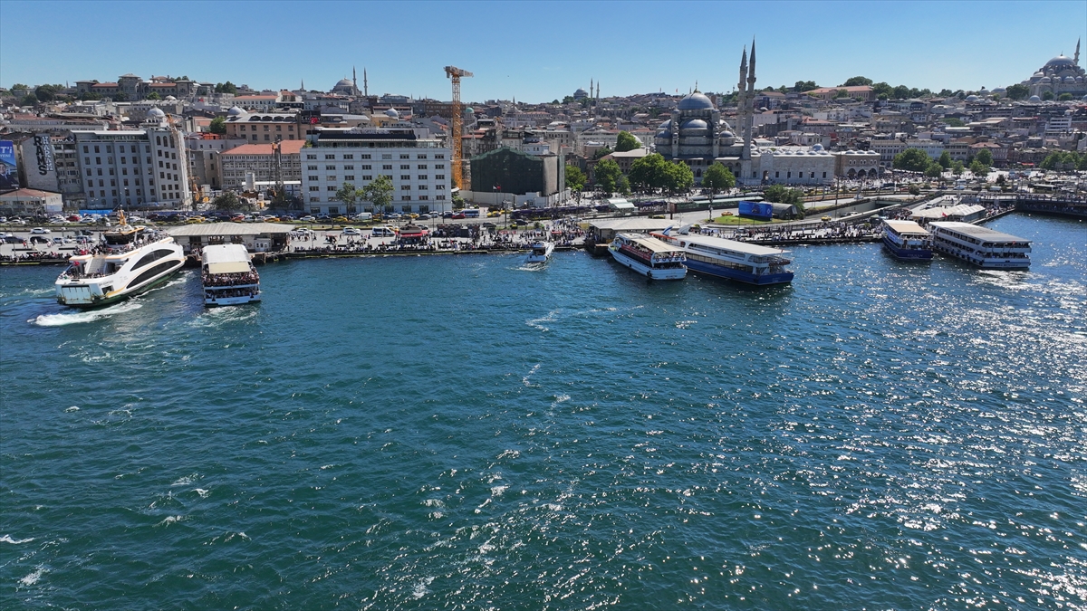 İstanbul Tarihi Ve Turistik Yerlerde Bayram Yoğunluğu Yaşanıyor