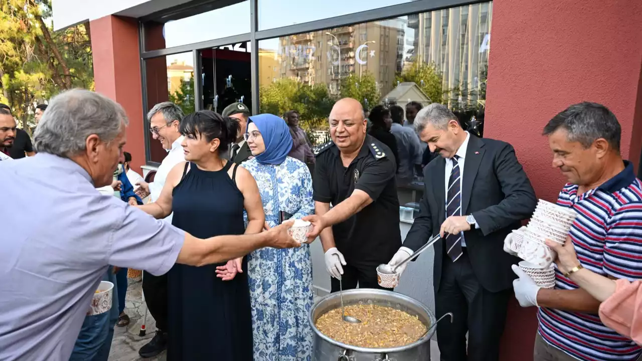 Uşak Valisi Ergün Şehit Aileleri İle Aşure Dağıttı 3 Min