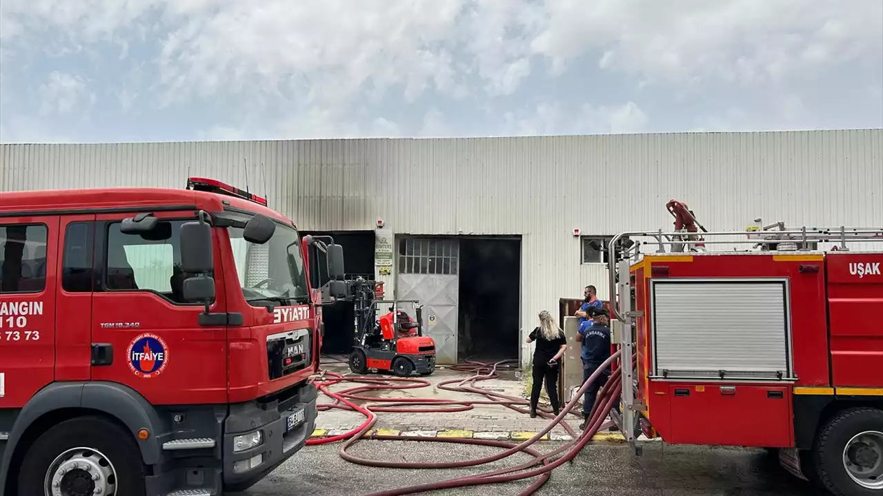 Uşakta Gi̇mteks Tekstil Fabrikasında Çıkan Yangın Söndürüldü 1 Min