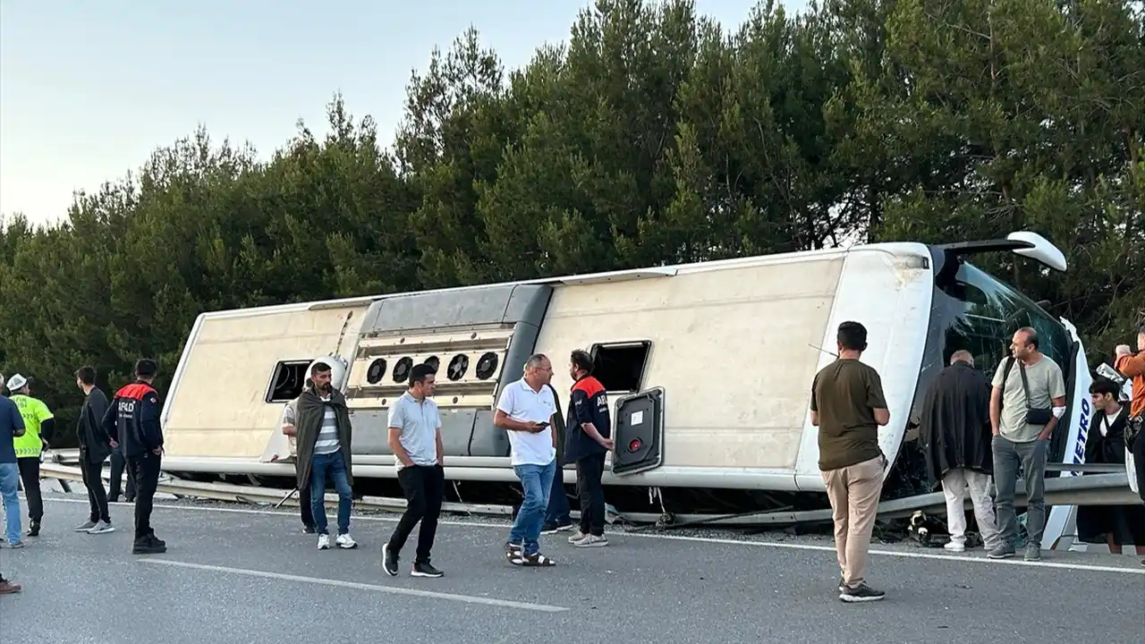 Uşak'ta Yolcu Otobüsü Devrildi 11 Kişi Yaralandı 7 5-1