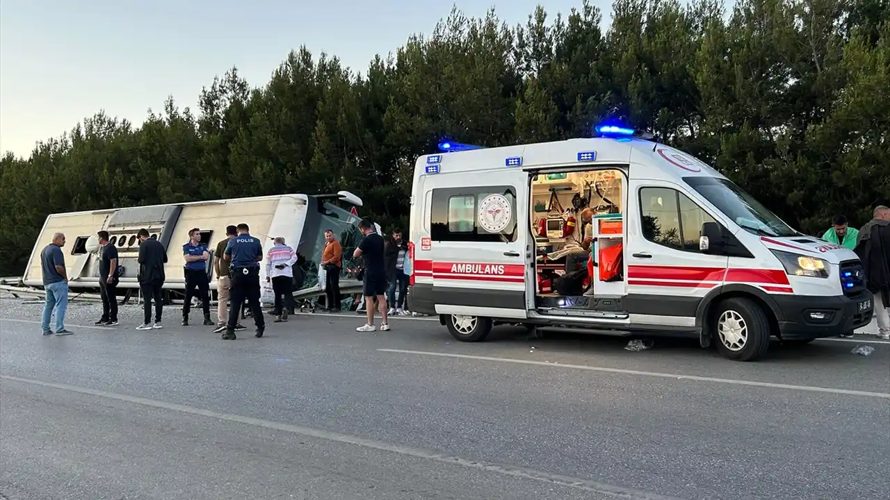 Uşak'ta Yolcu Otobüsü Devrildi 11 Kişi Yaralandı 9 7-1