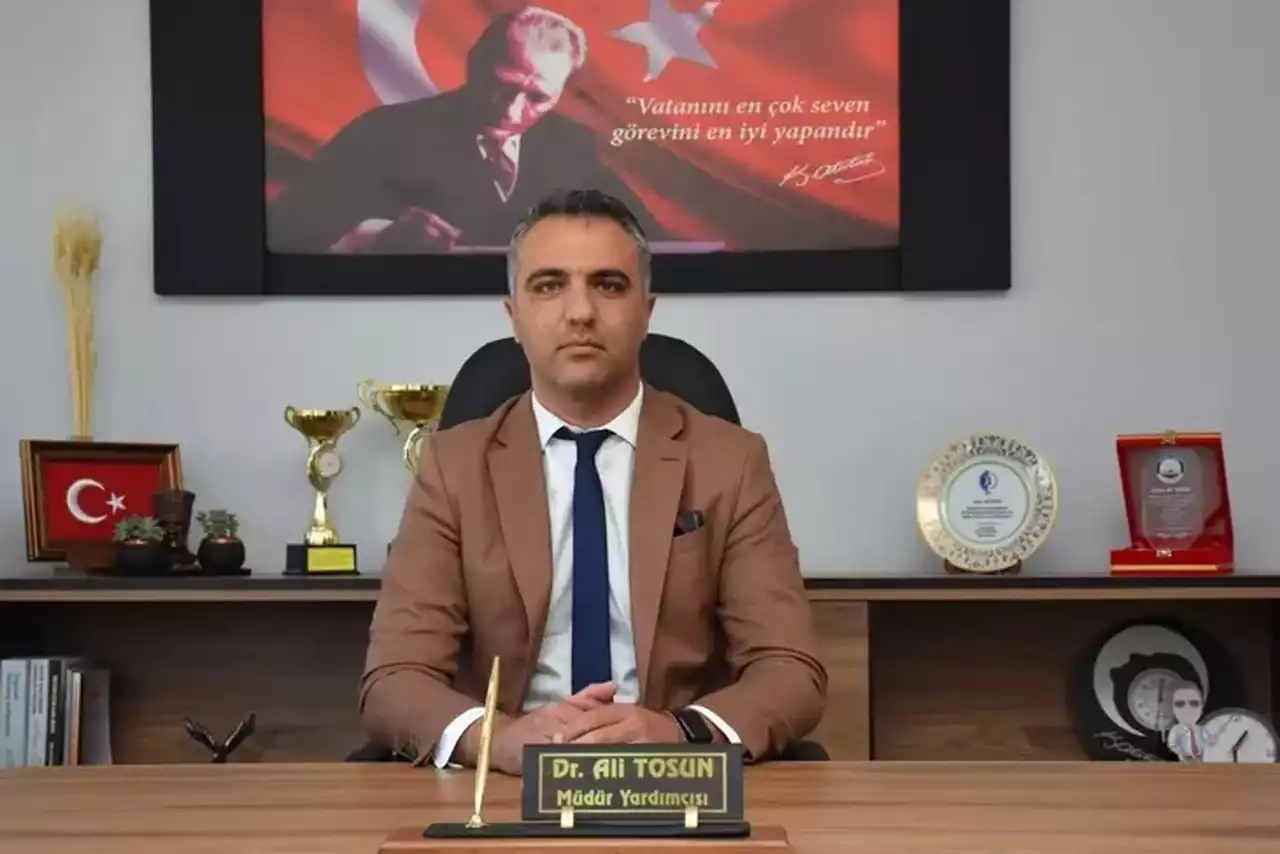 Il Milli Egitim Muduru Halil Yucel Dr Ali Tosun U Tebrik Etti 1727252441 189 Large Min