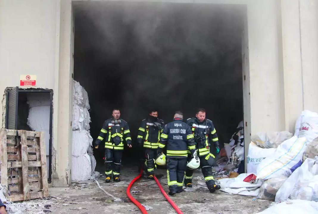 Usak Elyaf Fabrika Yangın1 Min