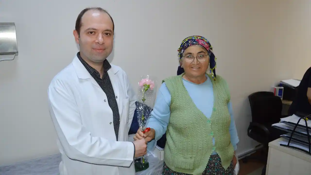 Hastane Doktor Tıp Bayramı Karanfil Usak1