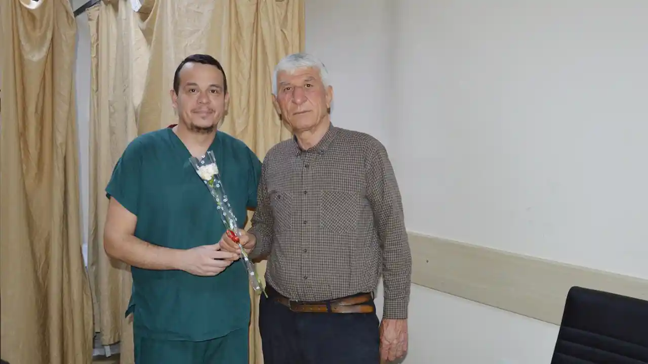 Hastane Doktor Tıp Bayramı Karanfil Usak3