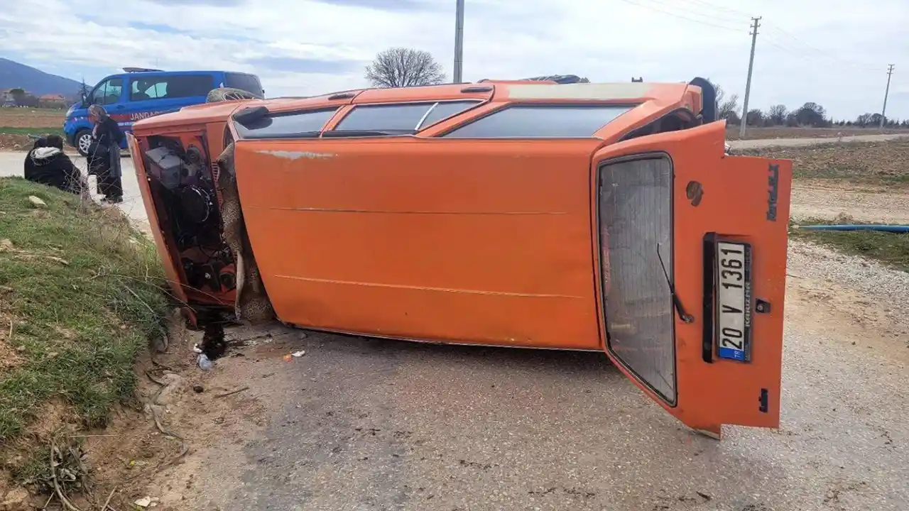 Usak Sivaslı Kaza Otomobil1