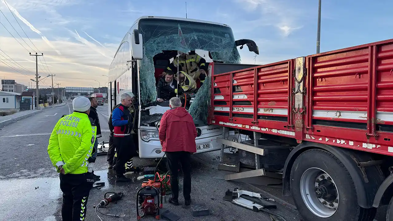 Yolcu Otobüsü Tır Kaza Usak Kütahya2