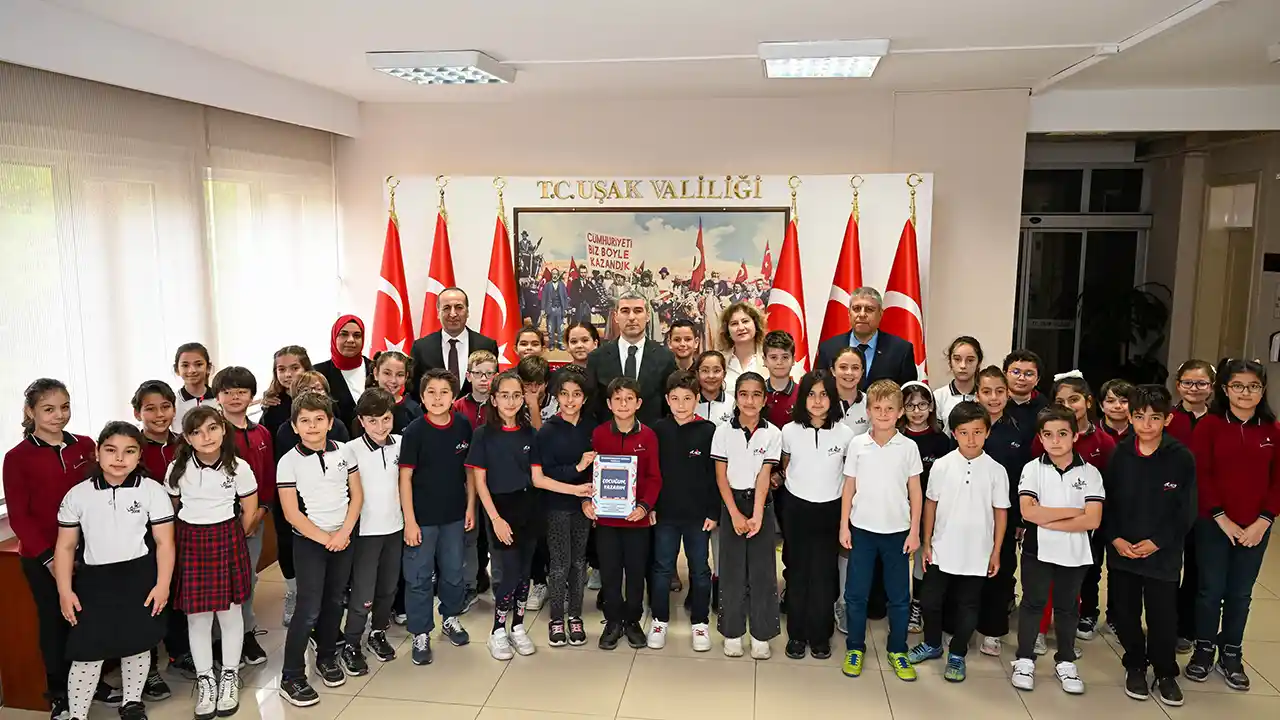 Usak Valisi Kitap Hediye Mahmut Özgöbek1