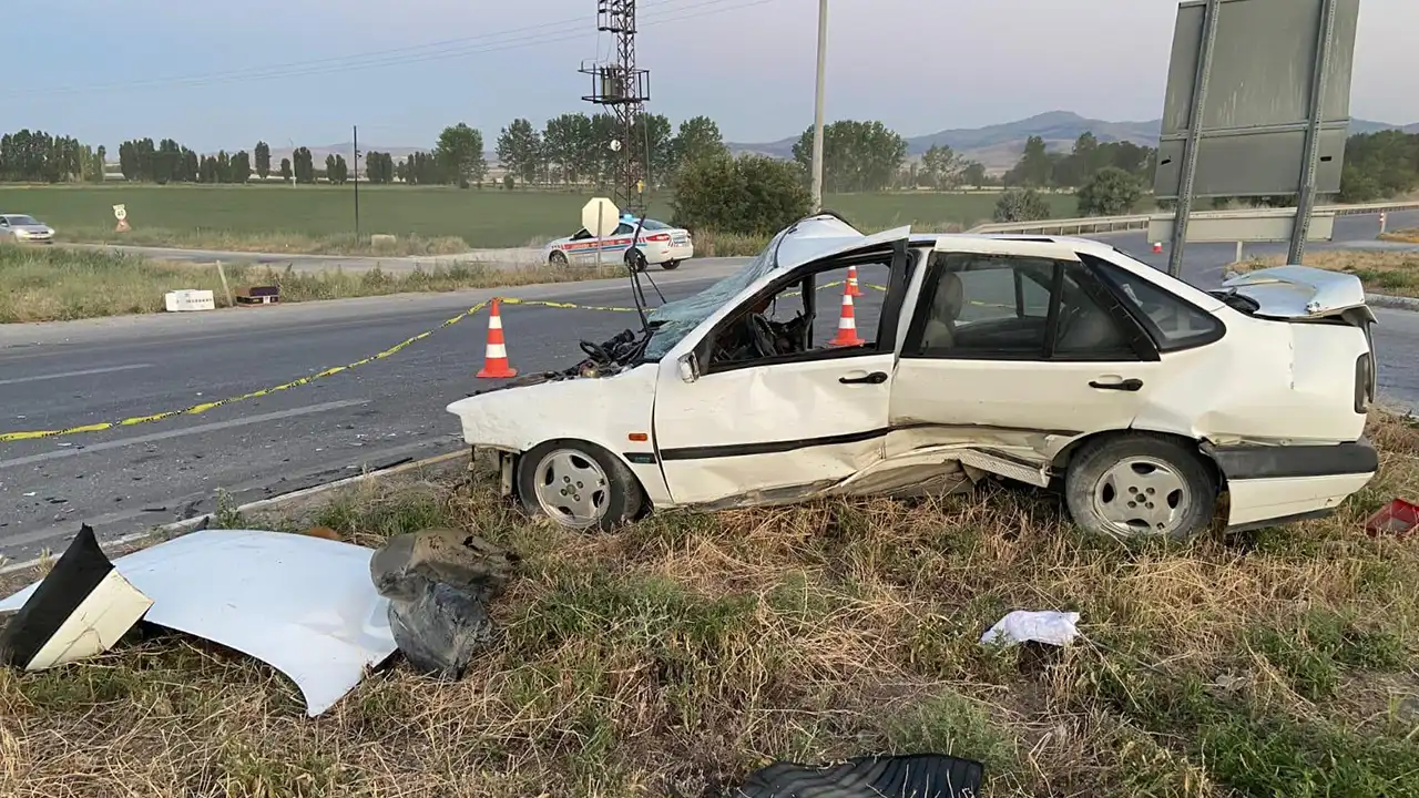 Uşak Emirdağ Kaza Otomobil Traktör Kaza2